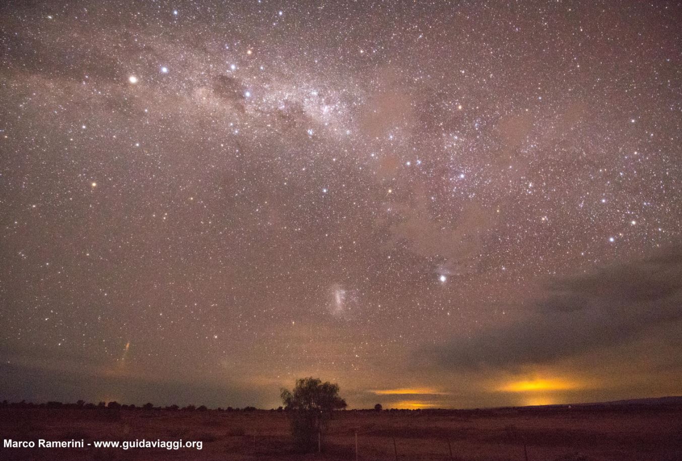 La Vía Láctea, poco después del atardecer, con la Cruz del Sur, Eta Carinae y la Gran Nube de Magallanes. Desierto de Atacama, Chile. Autor y Copyright Marco Ramerini.