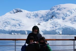 Niños en la Antártida.. Andrea y Mattia con mamá Laura en la Antártida. Autor y Copyright Marco Ramerini
