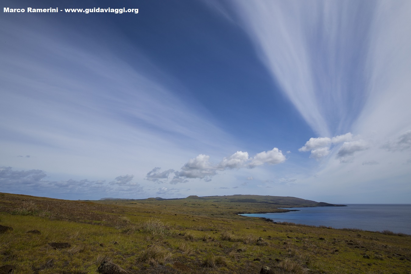 Panorama a través de la isla desde el volcán Poike, Isla de Pascua, Chile. Autor y Copyright Marco Ramerini