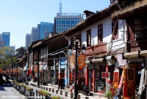 Los rincones del antiguo Kunming coexisten con los barrios modernos., Kunming, Yunnan, China. Autor y Copyright Marco Ramerini