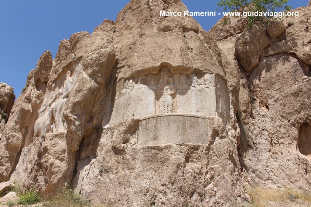 Bajorrelieve del rey Bahram II. Aquí también hay rastros del antiguo bajorrelieve elamita, Naqsh-e Rostam, Irán. Autor y Copyright Marco Ramerini