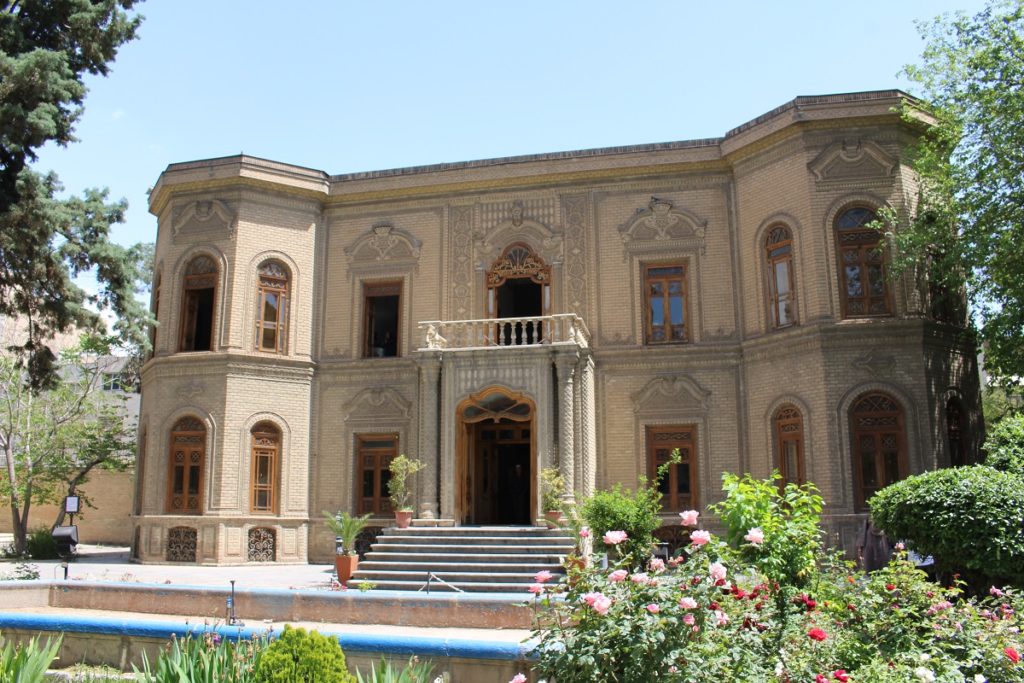 La fachada del Museo de vidrio y cerámica, Teherán, Irán. Autor y Copyright Marco Ramerini