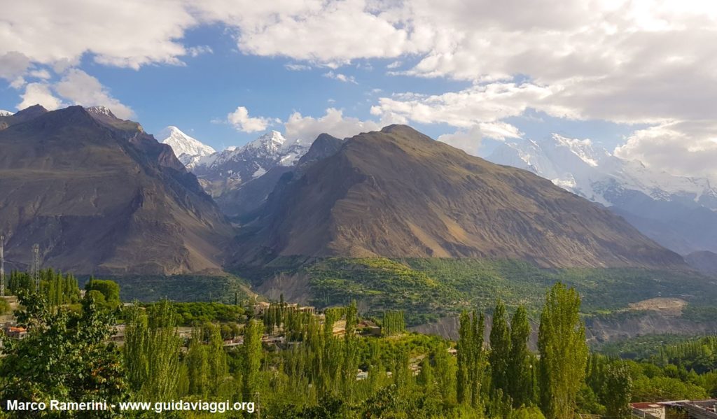 El valle de Hunza con Rakaposhi, Haramosh y Diran Peak. Pakistán. Autor y Copyright Marco Ramerini