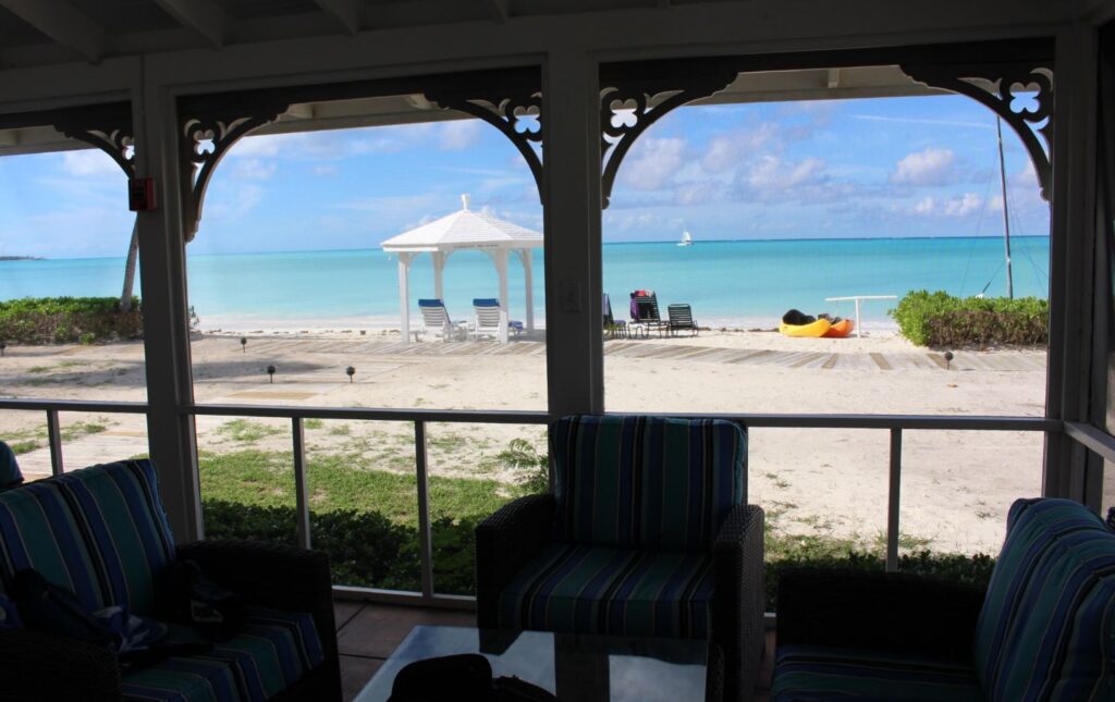 Vista desde la sala de estar de un Two-Bedroom Beachfront Bungalow, Cape Santa Maria Beach Resort, Long Island, Bahamas. Autor y Copyright Marco Ramerini.